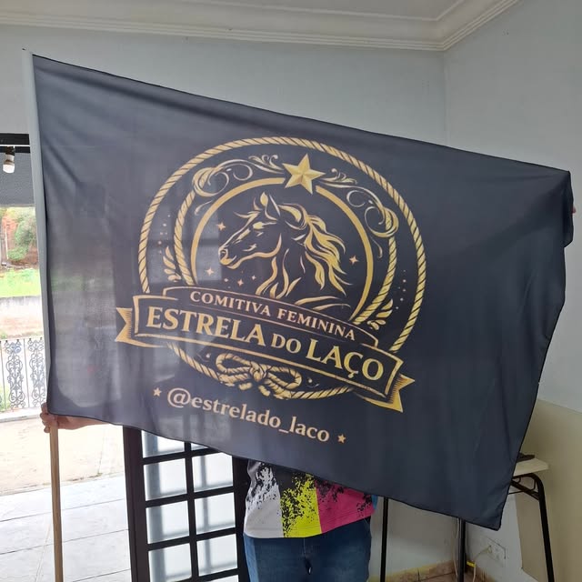 Bandeira preta com impressão dourada para a comitiva feminina Estrela do Laço