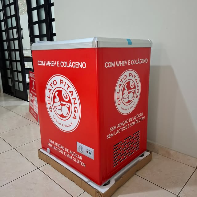 Freezer envelopado com identidade vermelha da Soul Protein