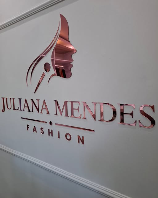 Letras com acabamento rosé e símbolo da Juliana Mendes Fashion, trabalho da SpeedArt