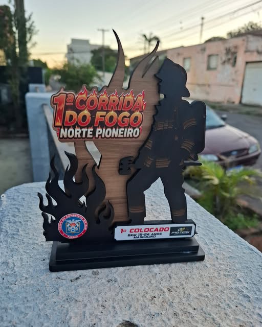 Troféu da Corrida do Fogo Norte Pioneiro, com silhueta de corredor