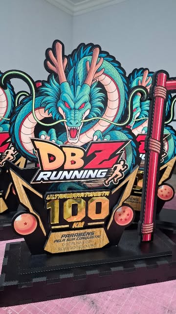 Troféu colorido personalizado com dragão para evento de corrida