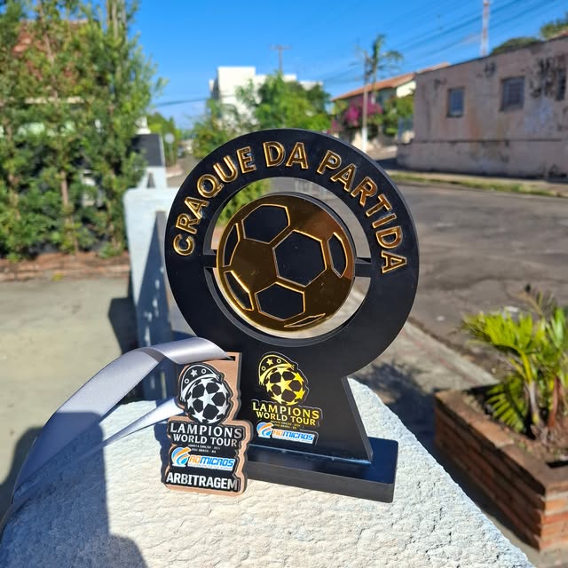 Troféu Craque da Partida personalizado com bola de futebol e acabamento dourado