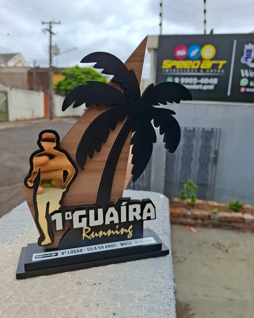 Troféu Guaíra Running com recortes em formato de corredor e palmeiras